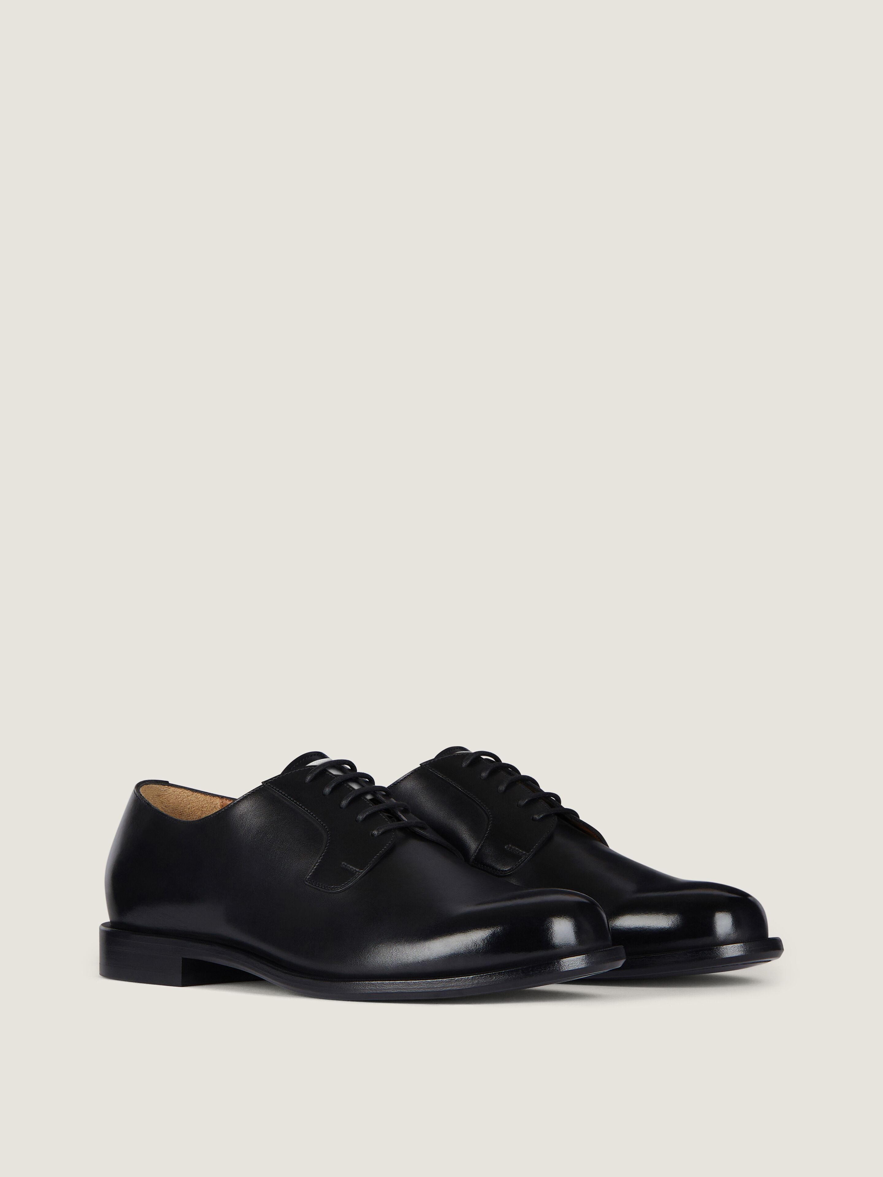 Label derbies in leather